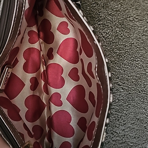 GUESS clutch bag. Animal print w/hearts on inside lining. - Picture 8 of 8
